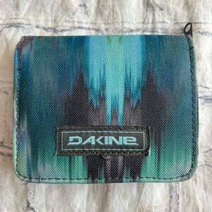DAKINE SOHO WITH AURORA BOREALIS LIKE PRINT WALLET GREEN/BLUE/GREY ID SLOT BACK